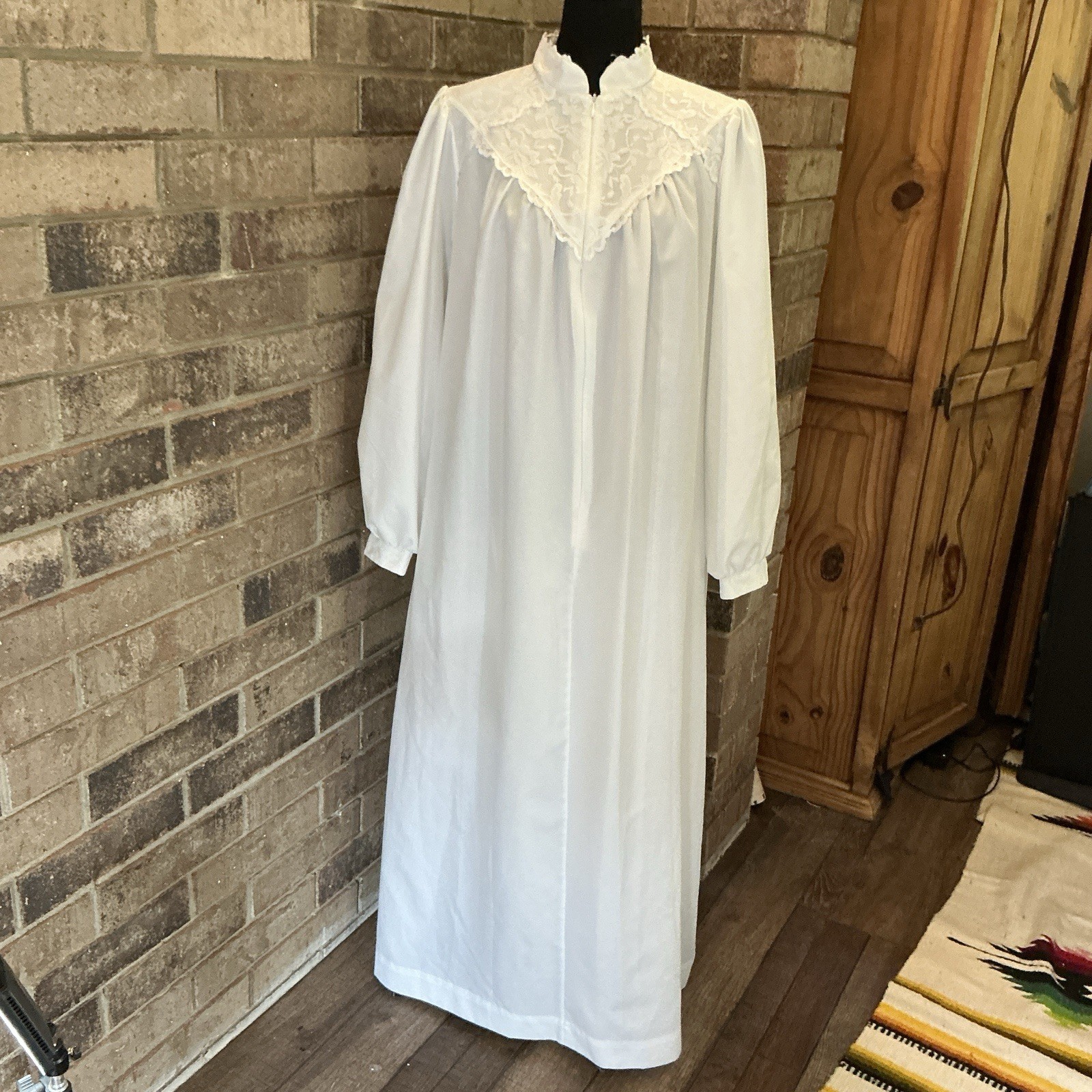 VTG LeVoy’s Women’s Sz L White Lace Yoke Long Nightgown Maxi Gown USA Made #45E2