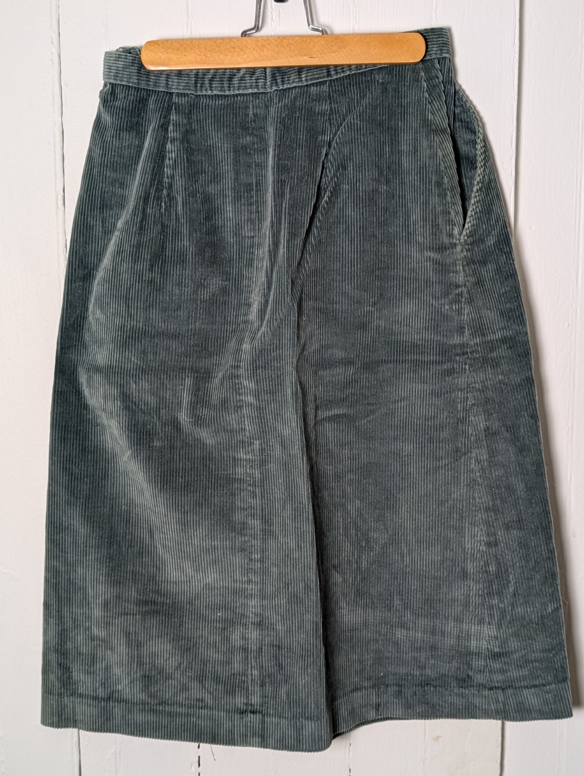 Vtg. 1980s-1990s Women’s Lombardi Inc. Dark Green Corduroy Midi Skirt Size 10