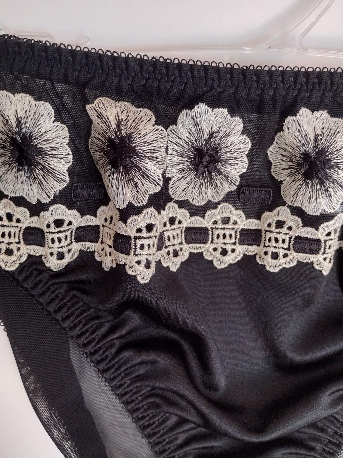 VINTAGE WACOAL 84132 PRETTY & POLISHED EMBROIDERED HICUT BRIEF PANTY XL BLACK WH