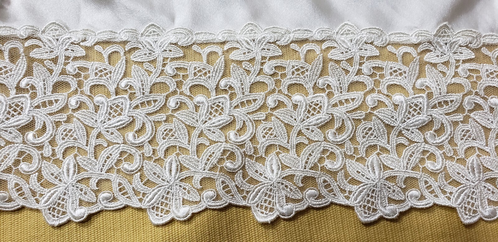 WACOAL Cream Shiny Silky Satin Half Slip With Thick Lace Size Large 25″ Long
