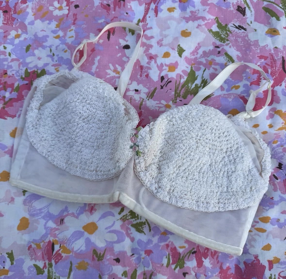 Vintage 1960s Symbra Ette White Ruffled Burlesque Bra – 36G Pin Up