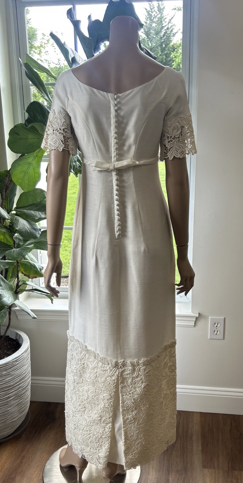 Vintage 1950’s Short Sleeved Ivory Linen Wedding Bridal Dress With A Train
