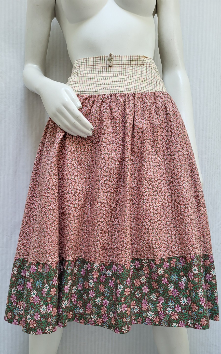 Vintage East River Clothing Co. Floral Tiered Skirt – Size Small – Waist 27″