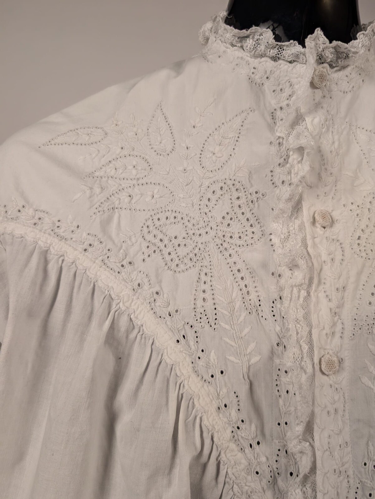 SWEET VICTORIAN 19TH WHITE WRAPPER DRESS W BOW + PAISLEY EYELET DETAILS
