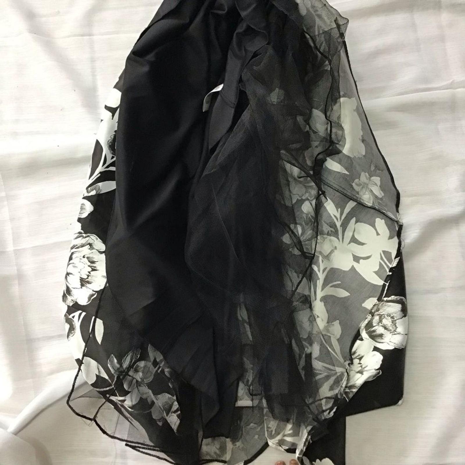 JODI KRISTOPHER WOMEN 2 PIECE BLACK WHITE ROSES TOP & MAXI HIGH LOW SKIRT SIZE 1