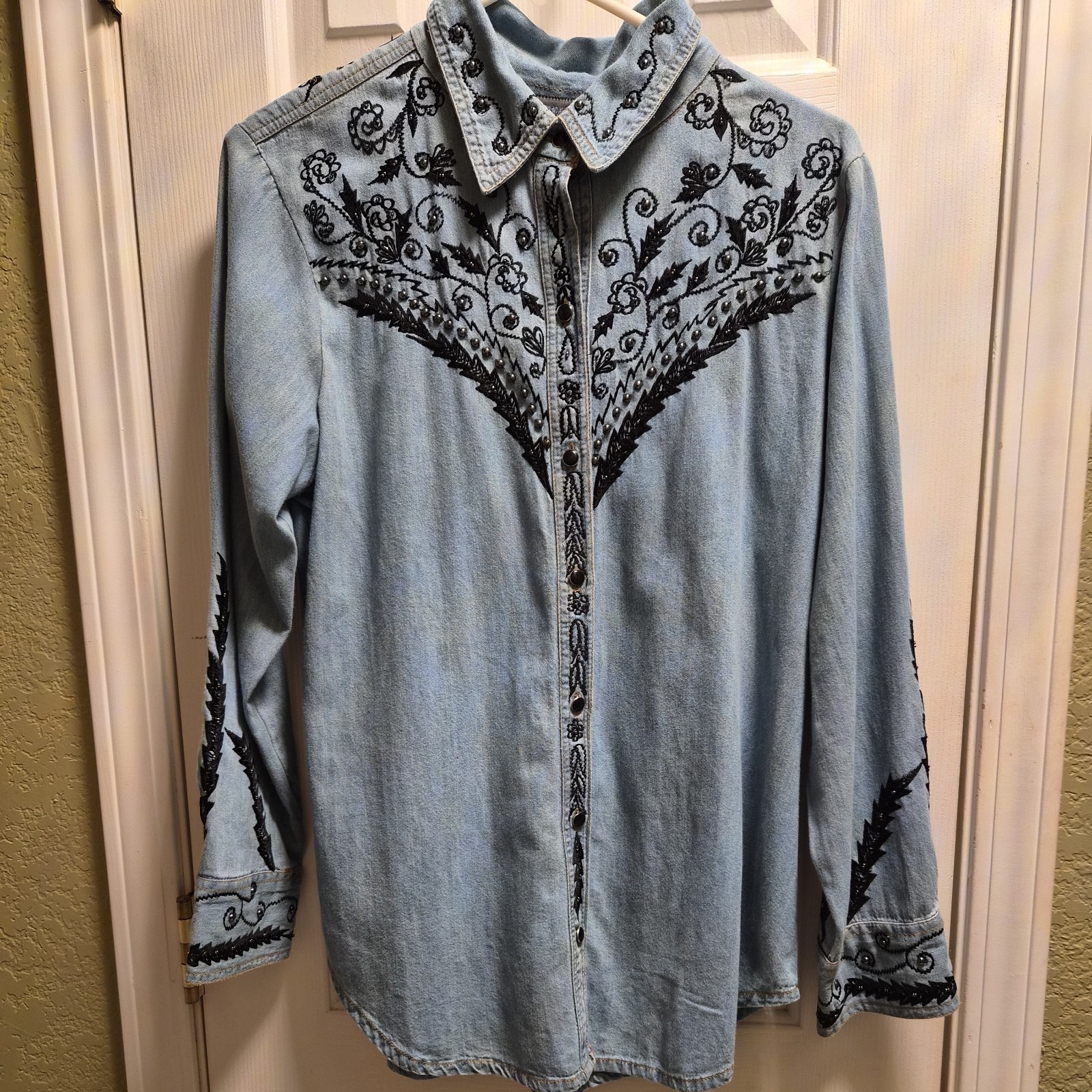 Vintage Collection Western Shirt, Embroidered and Beaded. Size SMALL. No Flaws.