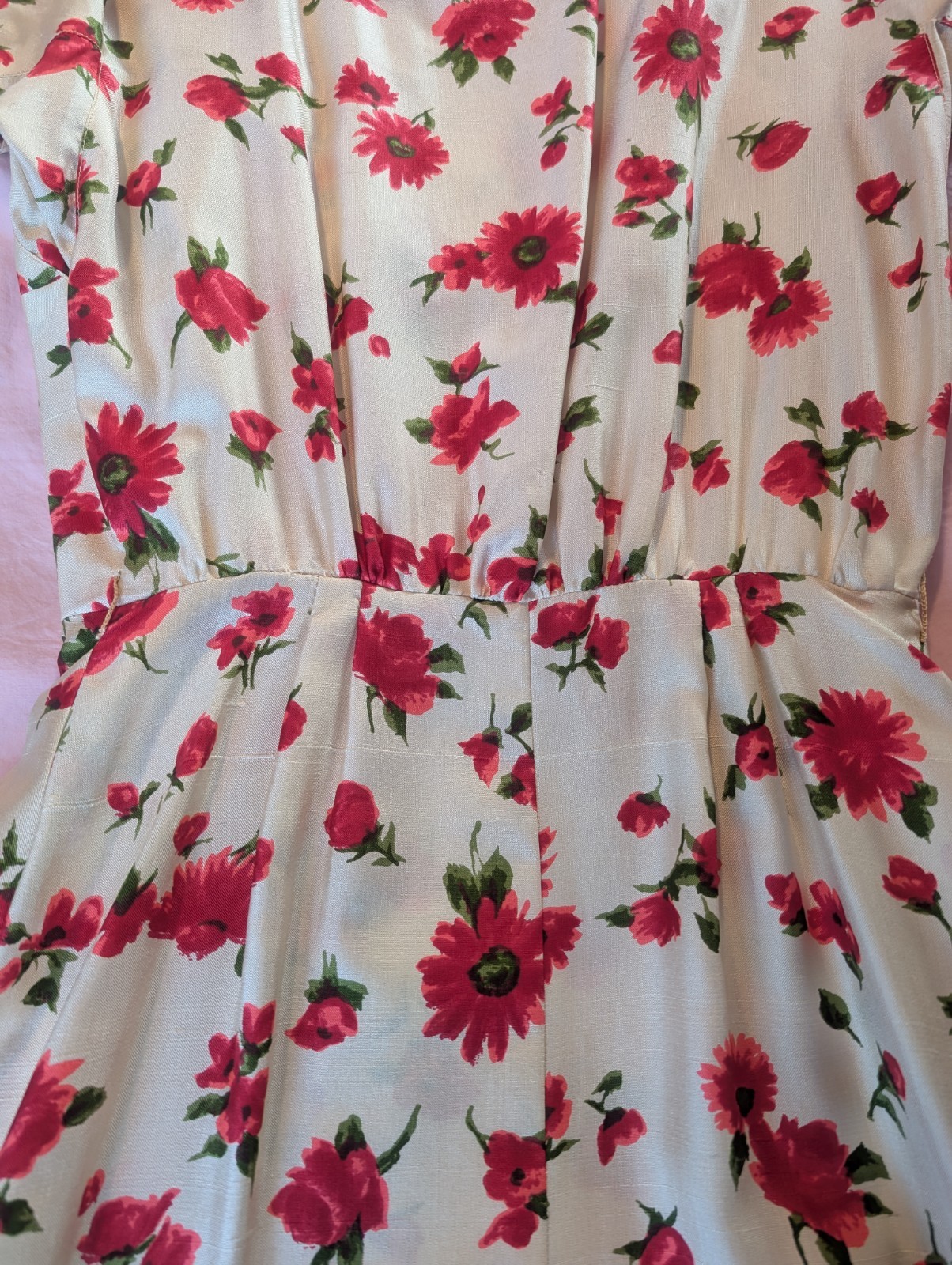 1950s 1960s Day Dress Red Floral Silky Fabric Covered Buttons Straight Skirt S/M