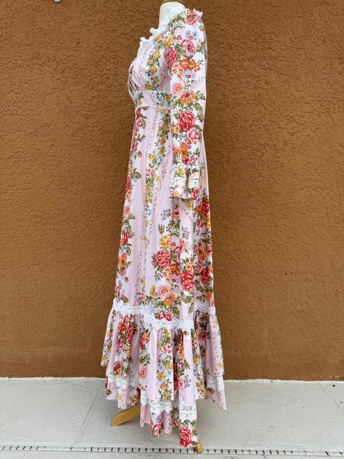 Lovely Vintage Floral Maxi Dress – Lace Trim – Full Skirt – Size Medium