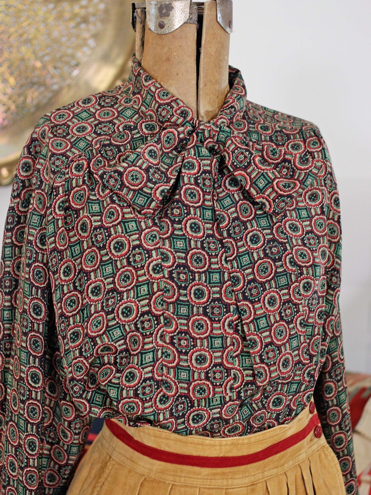 VTG Silk Pussy Bow Neck Blouse Green Red Black Scarf Print Boho Dark Academia