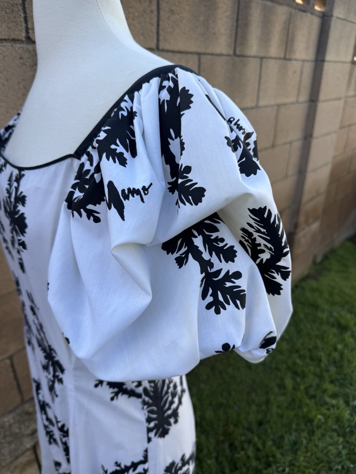 Vtg Mamo Howell Hawaiian Dress Muumuu Black White Puff Sleeve Sz 12 Ruffled Hem