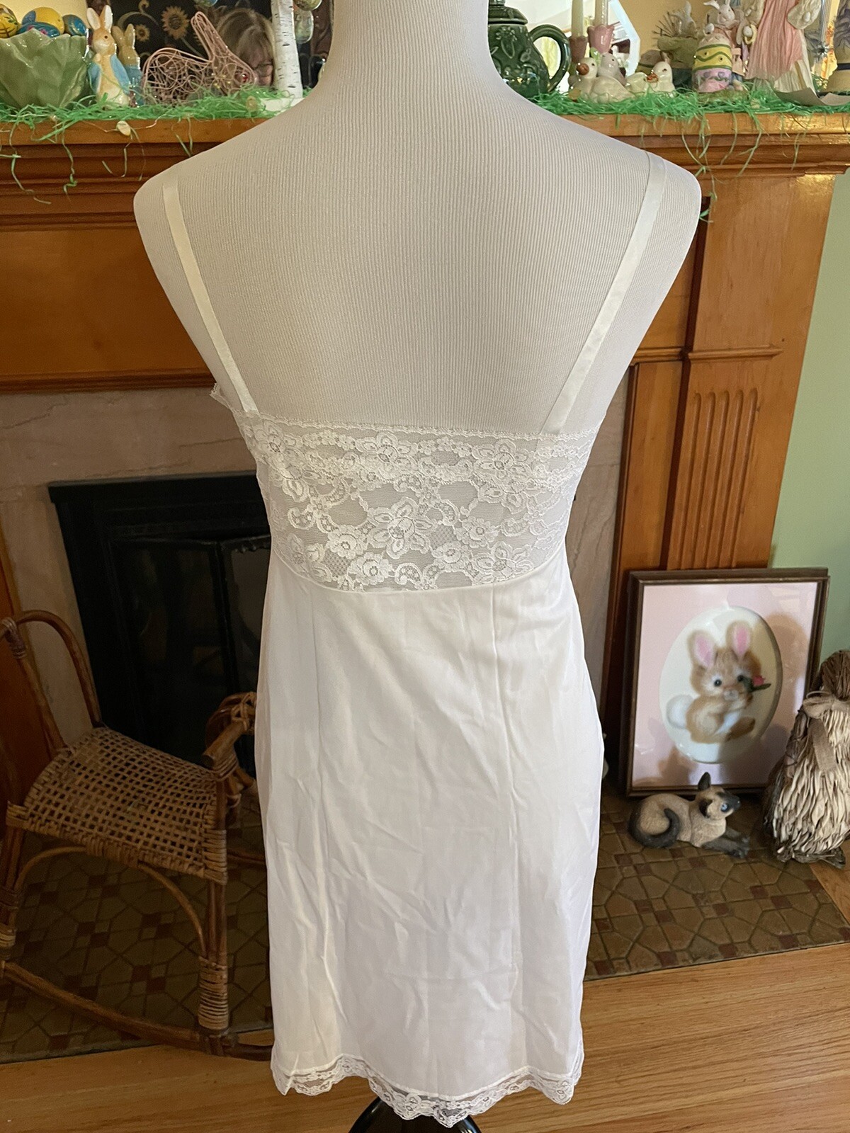 VINTAGE SHADOWLINE IVORY SLIP WITH LACE SIZE 34 PINUP GIRL!