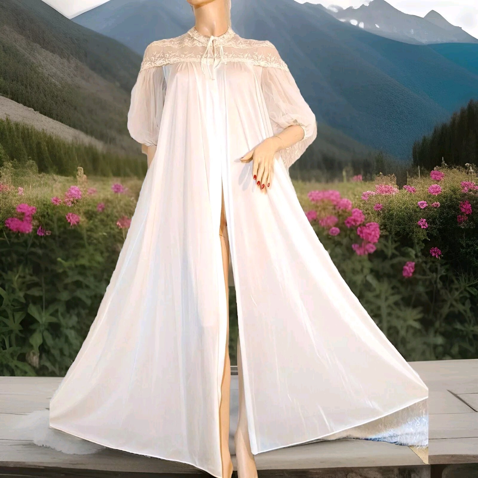 Vintage 1950s Vanity Fair ELEGANT Chantilly Lace Dressing Gown Peignoir Robe 34