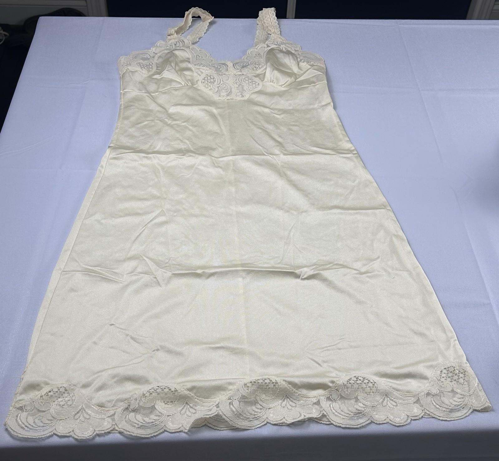 Vintage Ilusión Ivory Lace Nylon Slip Dress Size 32 Romantic Lingerie Bridal