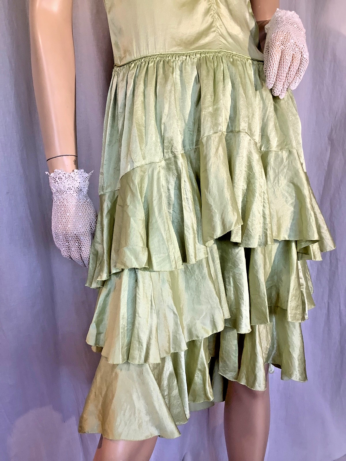 Vintage 1920s Flapper dress Green ruffled Satin silk Sleeveless XS ribbon trim