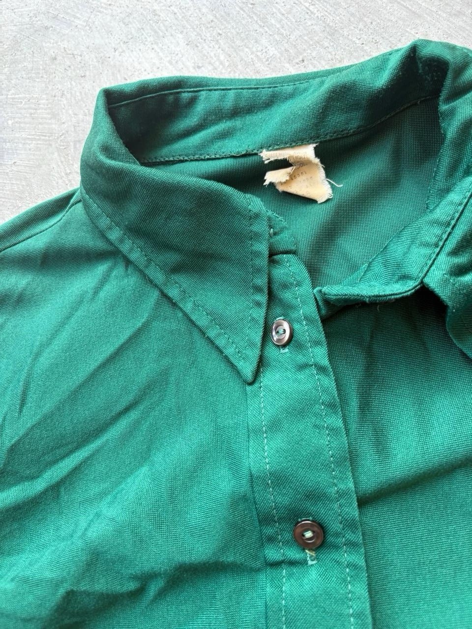 True vintage 70s green button up blouse with dagger collar