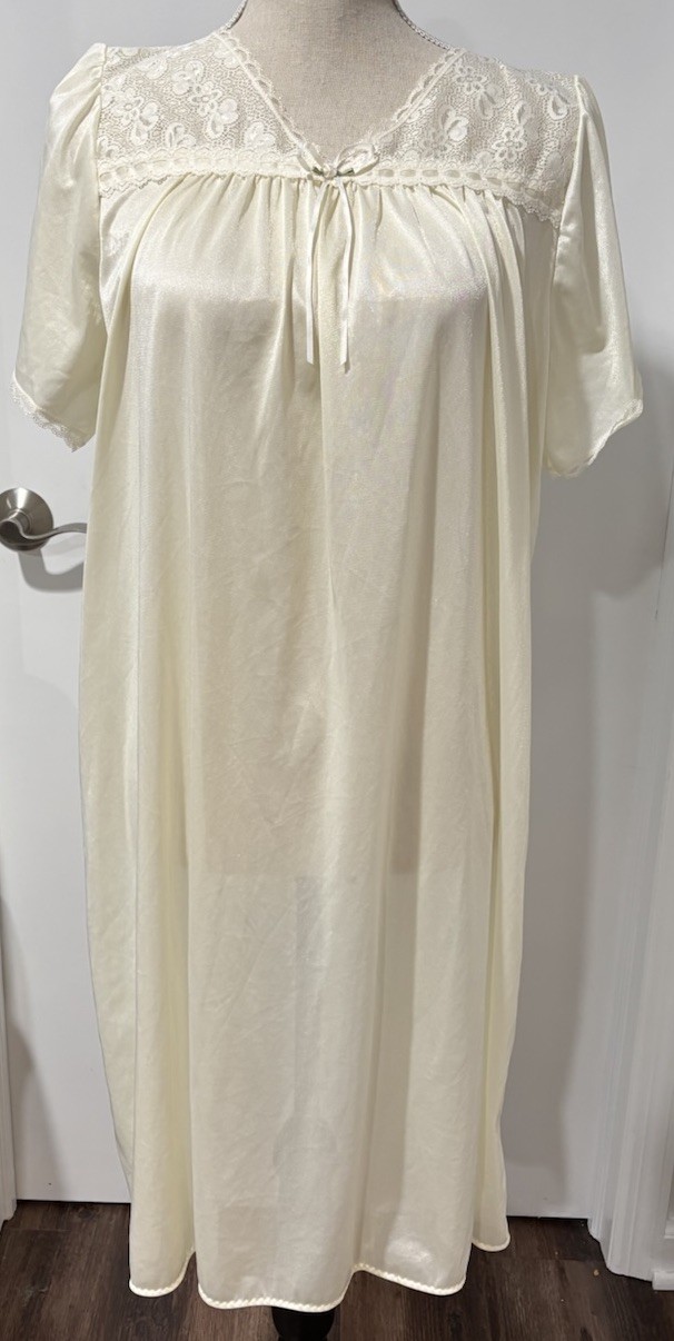 Vintage Peau De Rose Short Nightgown Lace Yoke Yellow Nylon Medium USA