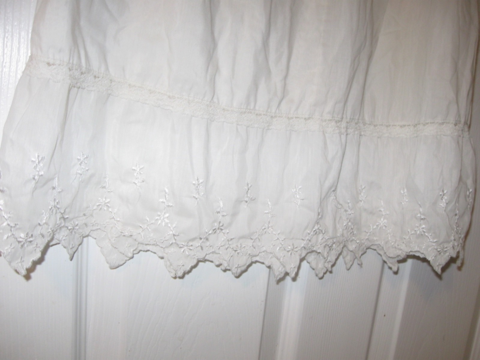 Vintage Women’s Beautiful Embroidered Lace Trimmed 1/2 Slip Size Petite M White