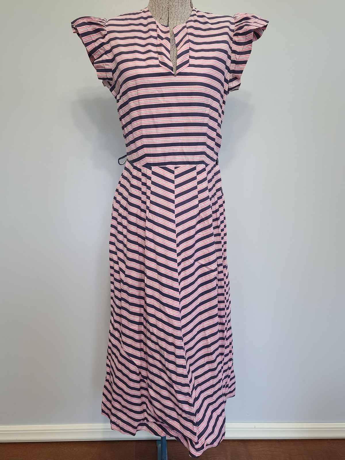 Vintage 1930s / 1940s Pink and Dark Blue Striped Dress AS-IS (B-36″ W-27″ H-38″)