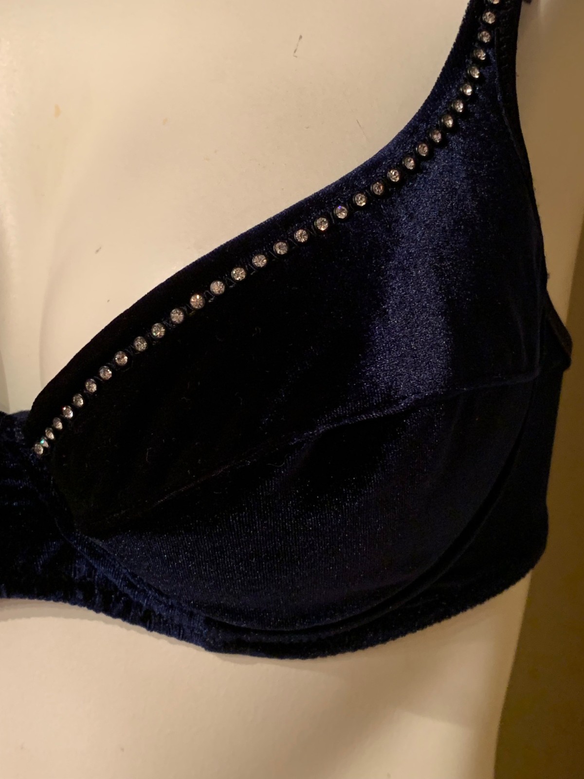 VINTAGE VICTORIA’S SECRET DARK NAVY BLUE VELVET/RHINESTONE UNDERWIRE BRA 34B
