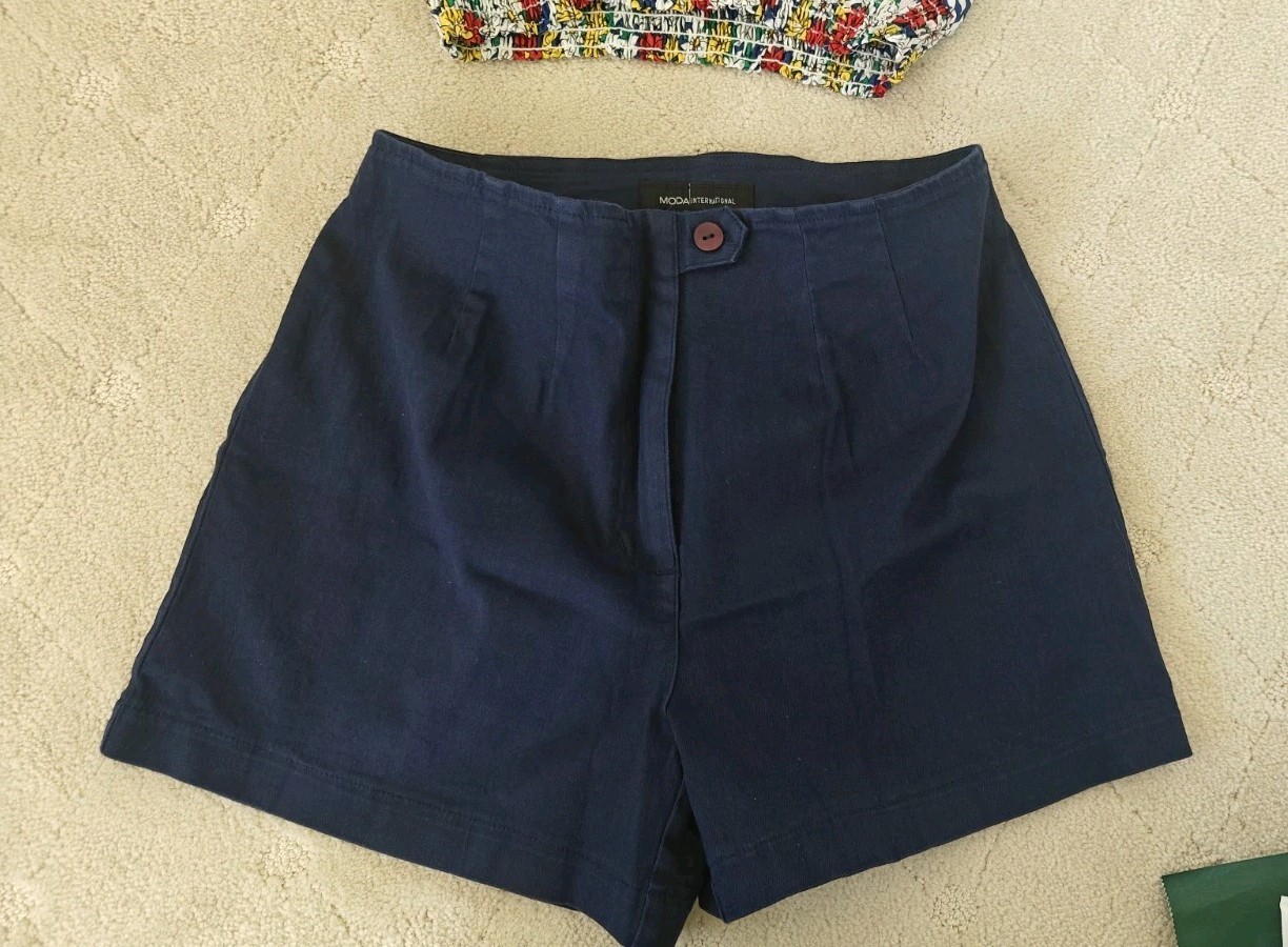 Vintage Moda International Navy Short Shorts & Bright Daisy Blouse Top Outfit