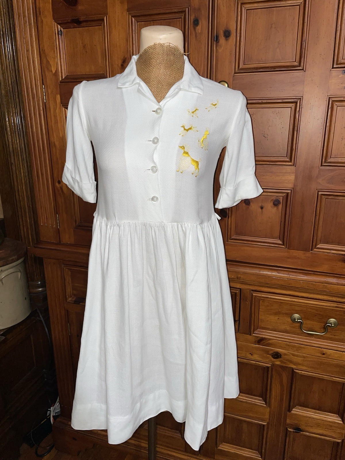 Vintage 40s 50s White Cotton RAYON Dress Embroidered Poodles 32″ Bust 32” WAIST