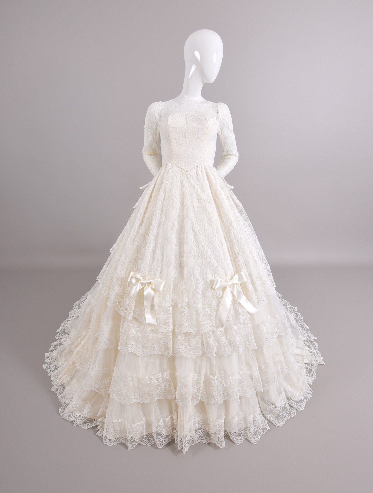 1950s Cupcake Tiered Venetian Lace Wedding Dress W/Rosettes & Trailing Train 2/4