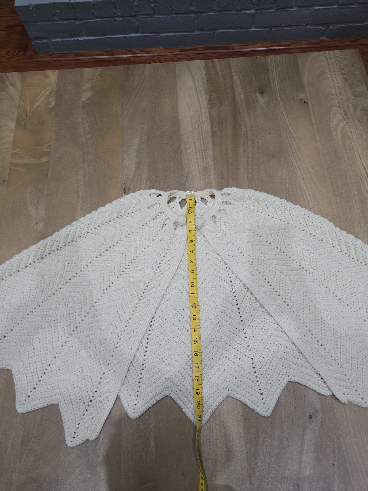 VTG 70s Handmade Crochet Cape Poncho Ivory Chevron Zig Zag Scalloped Knit Shawl