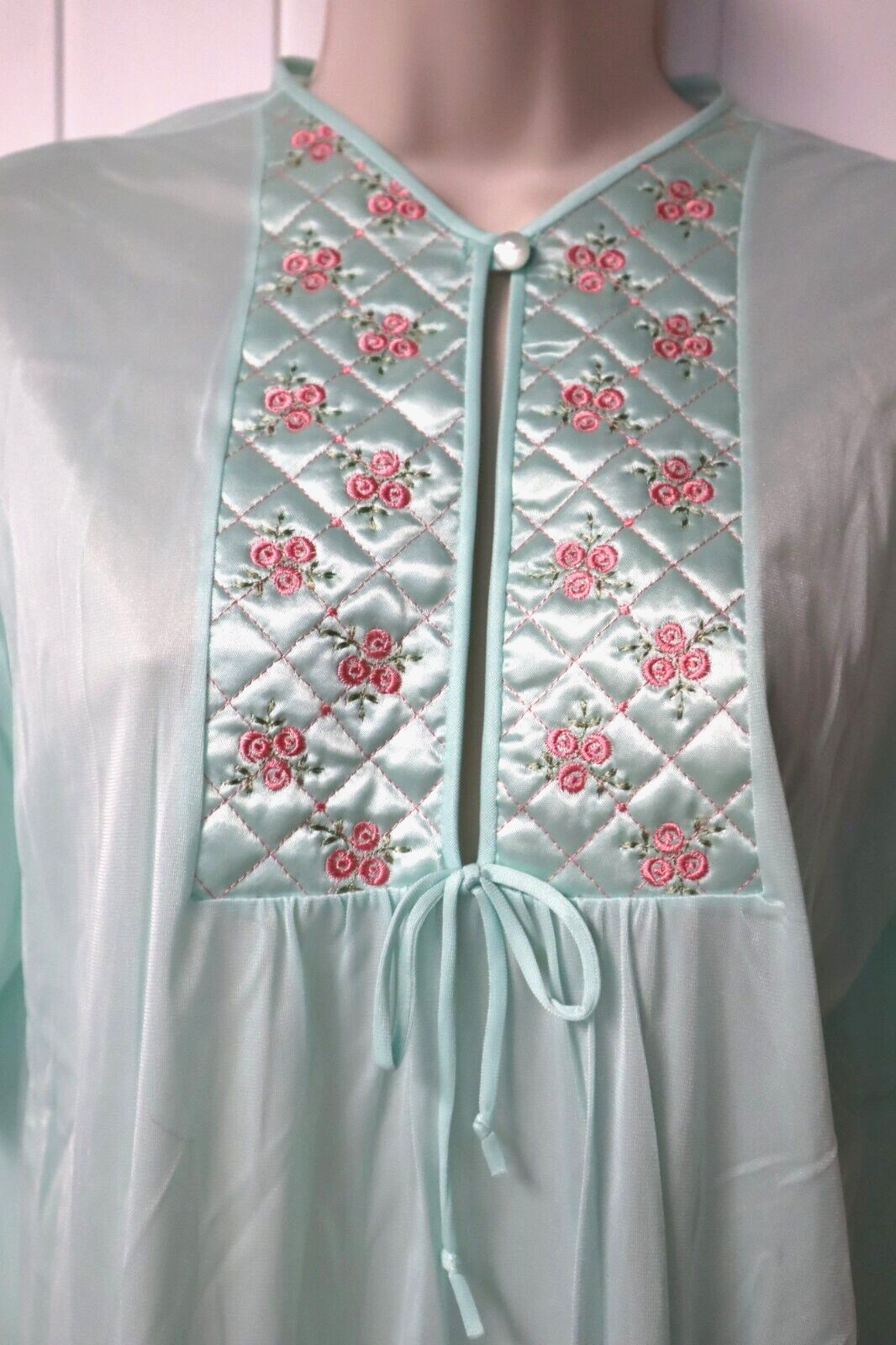 Vintage short sleeve embroidered mint green nightgown size M (check measurements