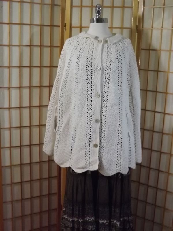 Hand Made Vtg 1960s PEEK-A-BOO Daisy Floral Knit BUTTON DOWN CAPE Creamy White
