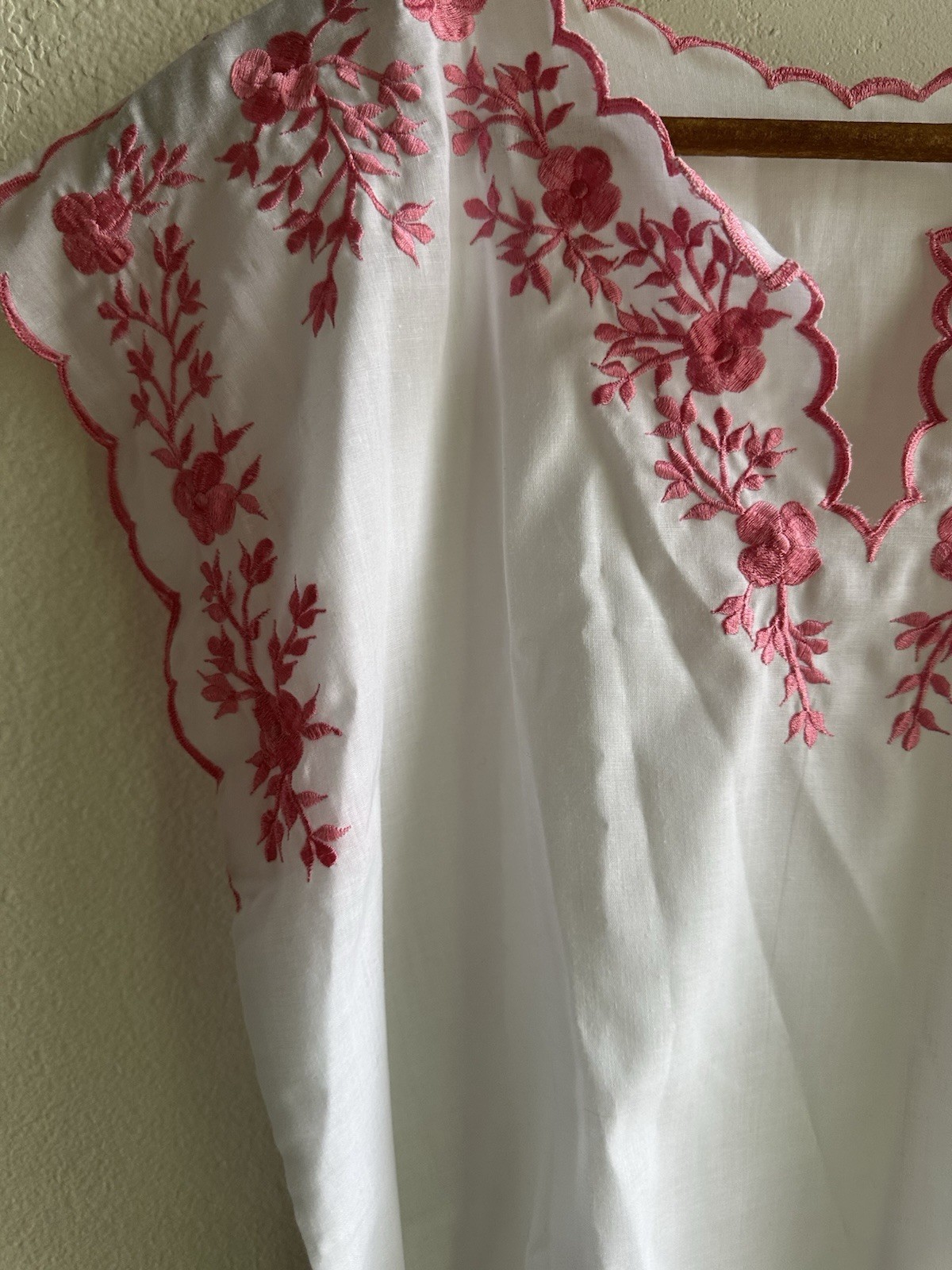 Vintage 70’s/80’s Embroidered Blouse with Tie Women’s Size M White and pink
