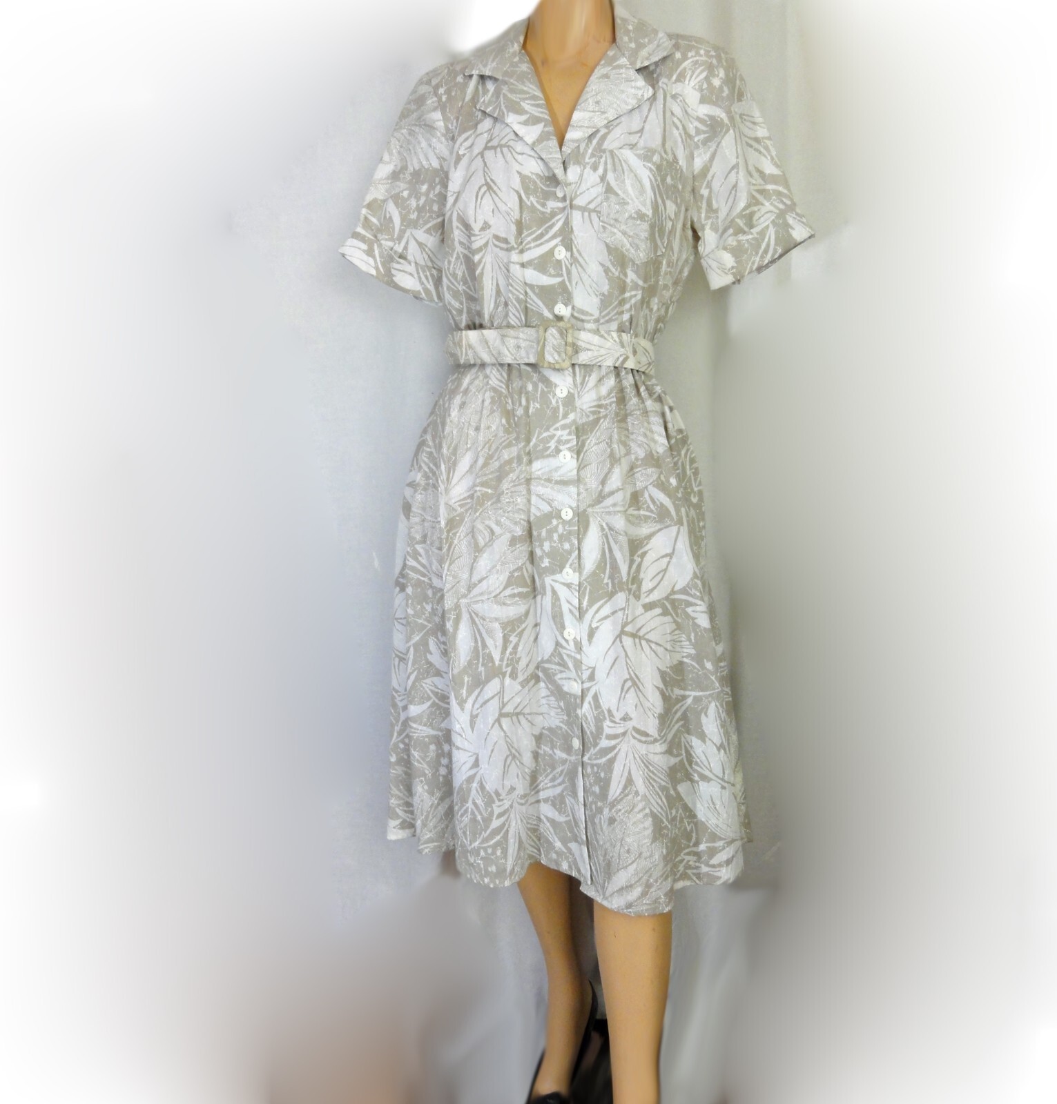 1970s Shirtwaist Dress Vintage Beige and White Botanical Leaf Print VLP Petites