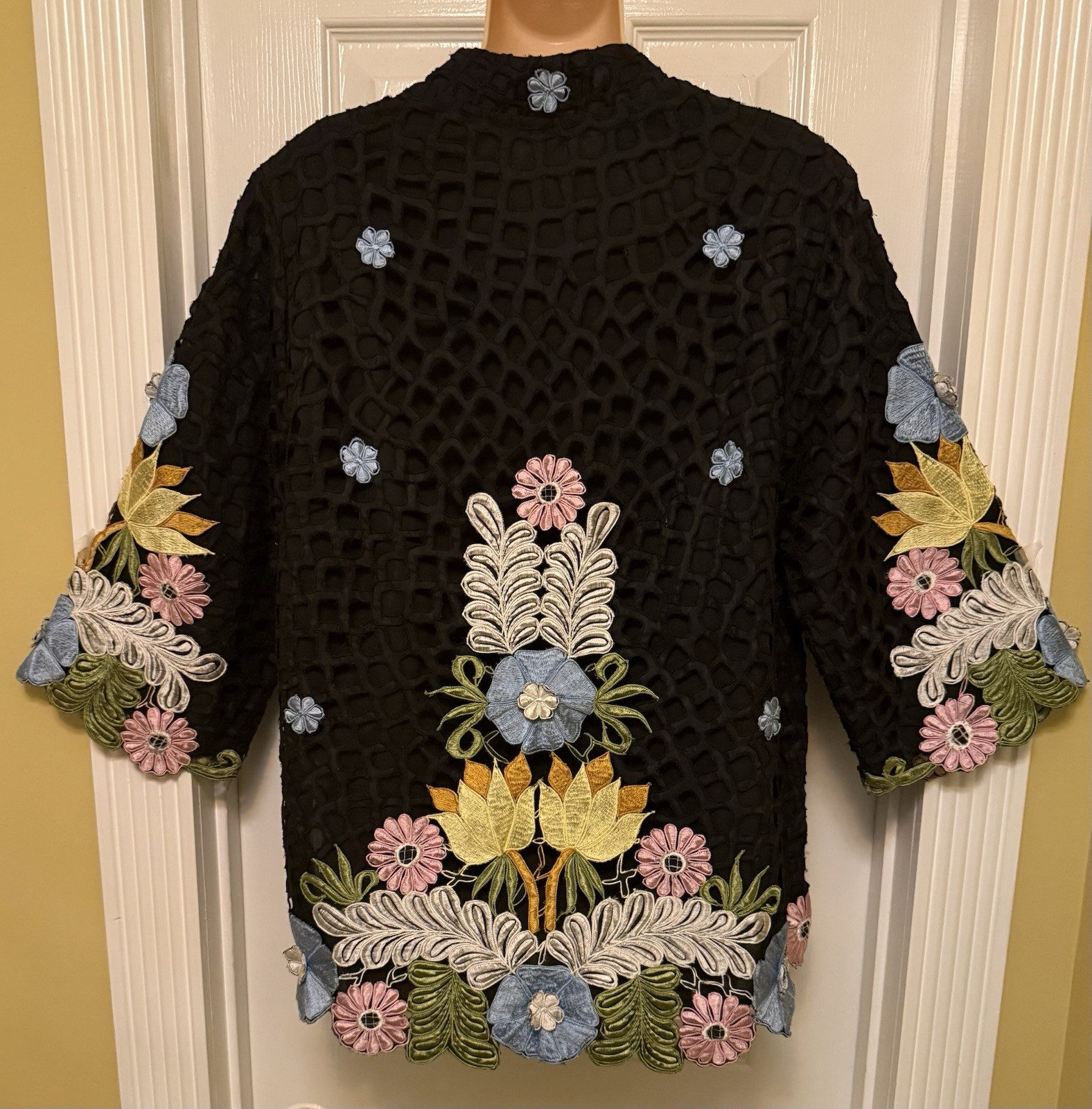 WOMENS ~EXQUISITE~ CARO HONOLULU BLACK EMBROIDERED FLOWER SHIRT TOP Sz M VINTAGE