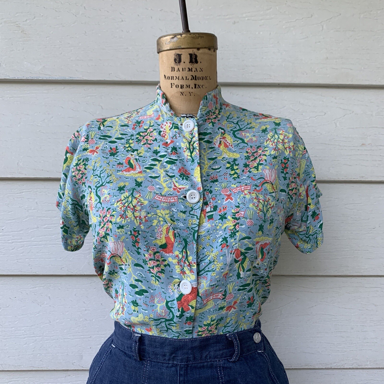 1940s 50s Asian Inspired Novelty Print Rayon Blouse Women’s Small