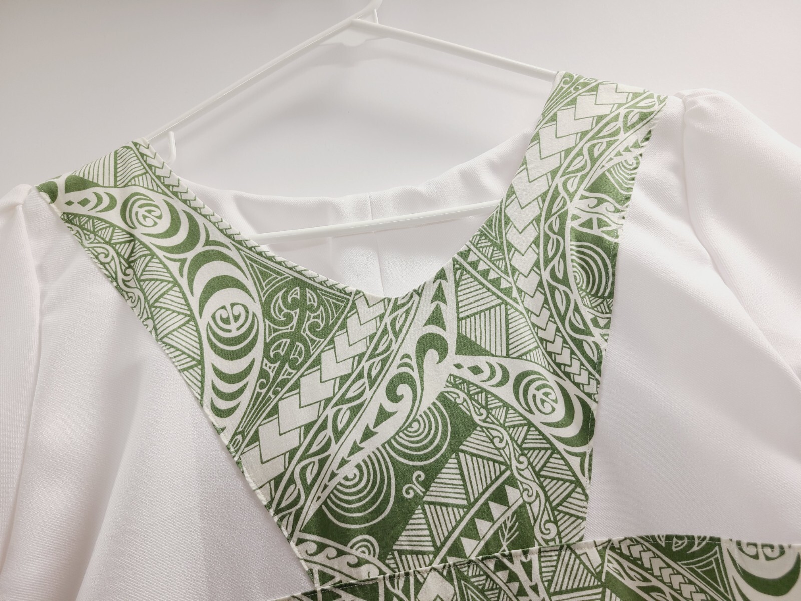 Hawaiian Dress Vintage Size L White and Green Midi Tribal Print Short Sleeve