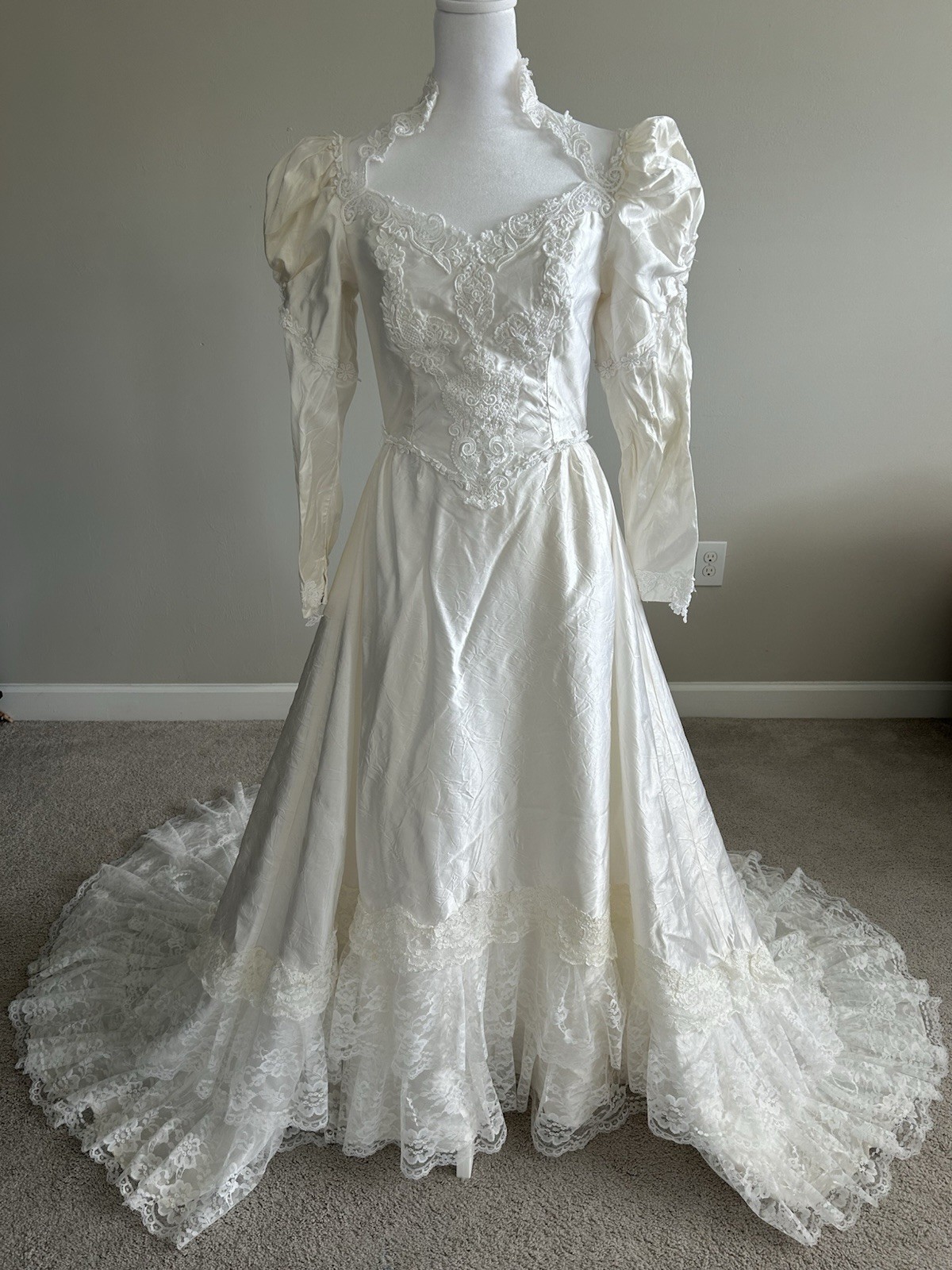 Vtg 197O’s Wedding Gown Satin Lace