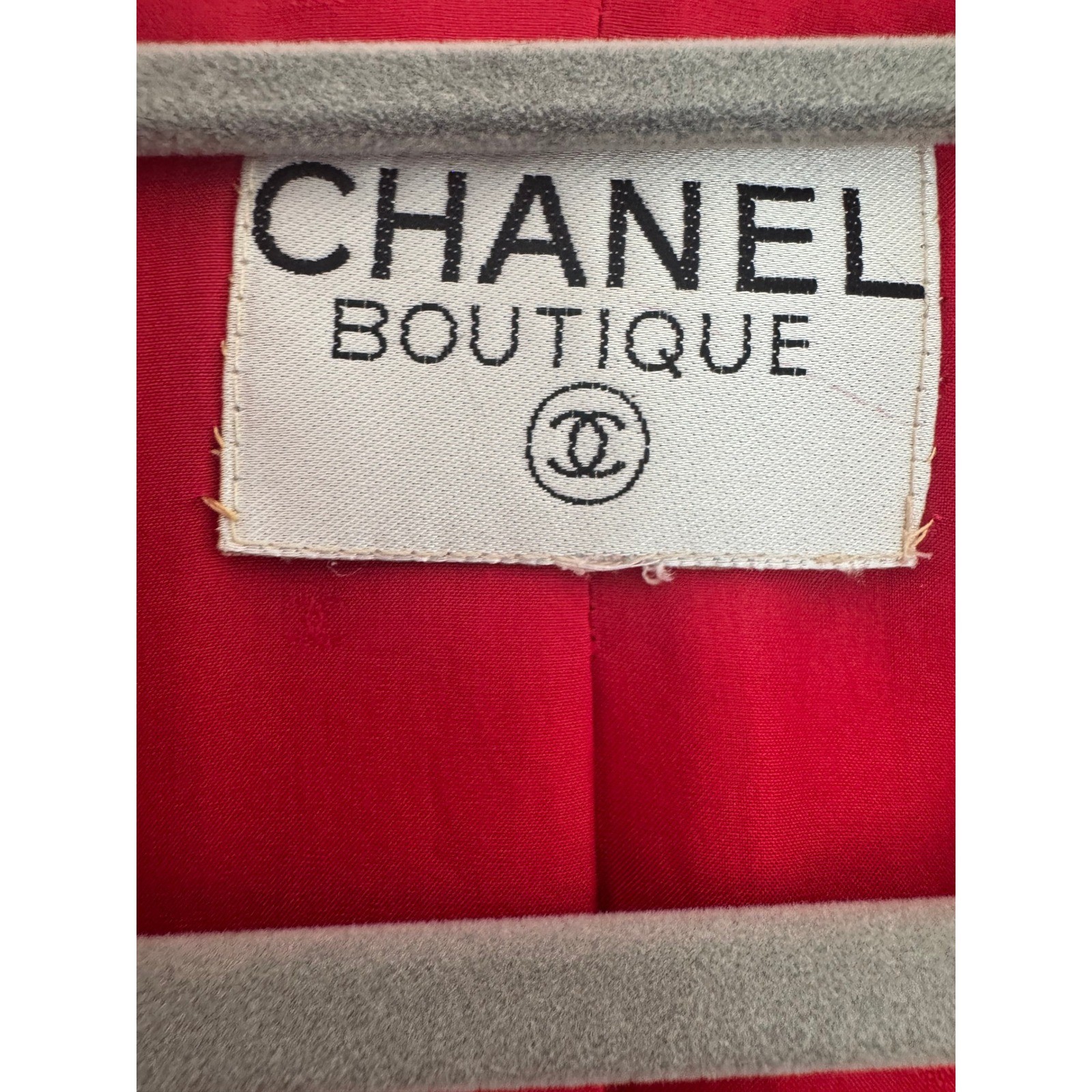 Chanel Boutique Vintage Red Wool Boucle Tweed Skirt Suit CC est size FR 42 US 10
