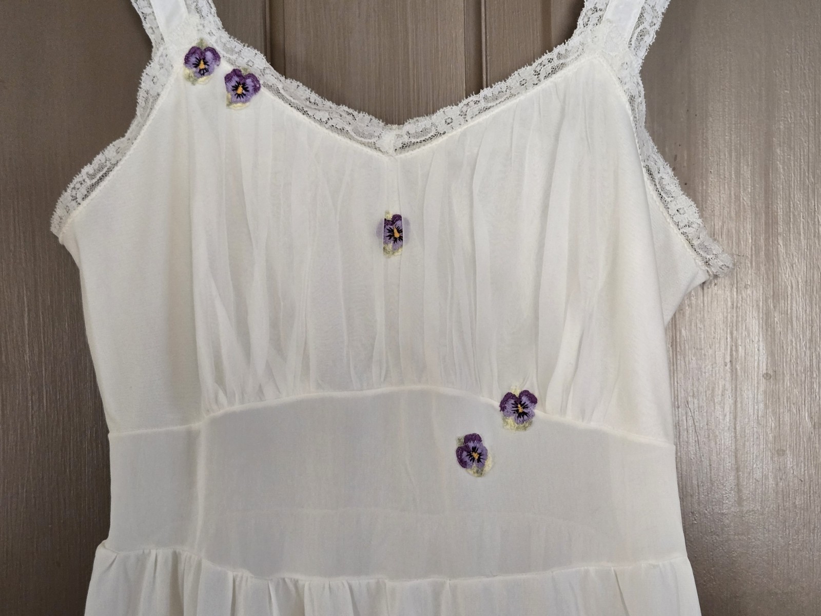 Antique 1950s Dressing Gown Nylon with tiny violets appliques & lace accents