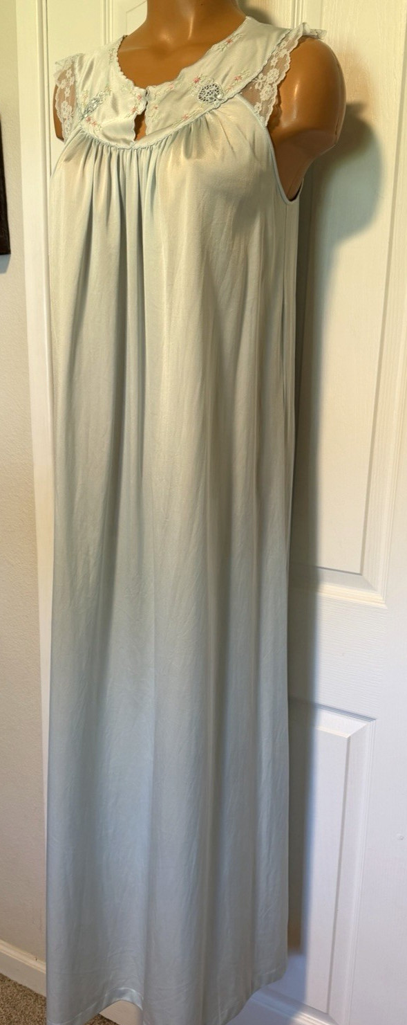 VTG 70’s SHADOWLINE SOFT BLUE W/ EMBROIDERED YOKE & LACE TRIM NIGHTGOWN SZ S
