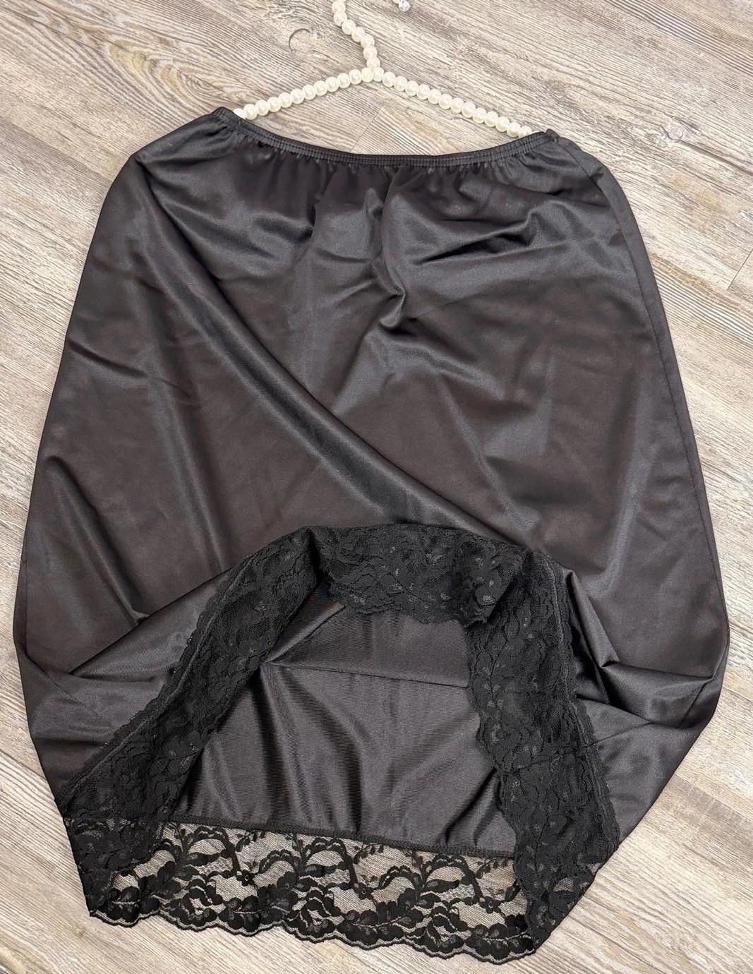 VTG 90’s Vassarette Black Elastic Waist Wide Laced Hem Nylon Half Slip M / 28”