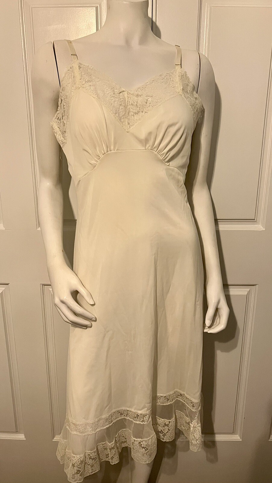 Vintage 1950s Carter’s Du Pont Nylon Ivory White Lace Trim Hem Full Slip 36