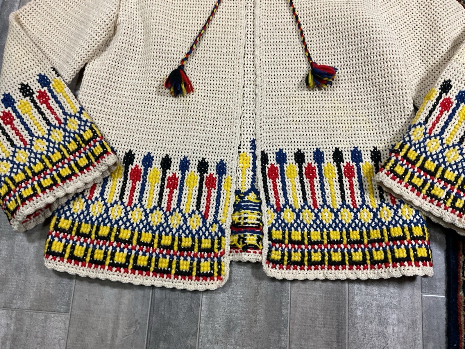VTG 60s 70s beige MCM Colorful Art Boho Crochet Knit Design Size Small / Medium