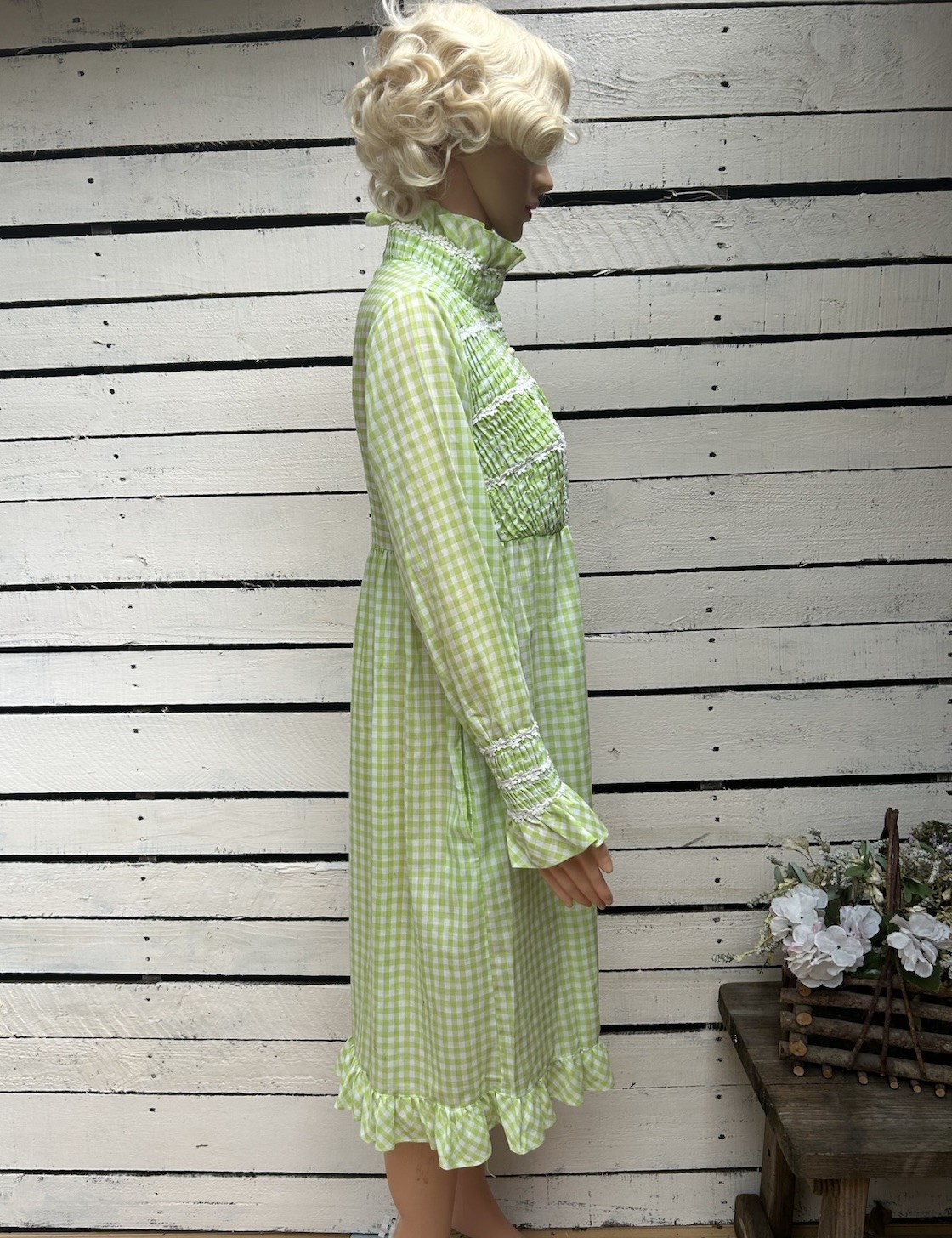 Vintage 1960s Dress Gingham 34w”Smocked Shirt Waist Dress Green Daisys Ruffles
