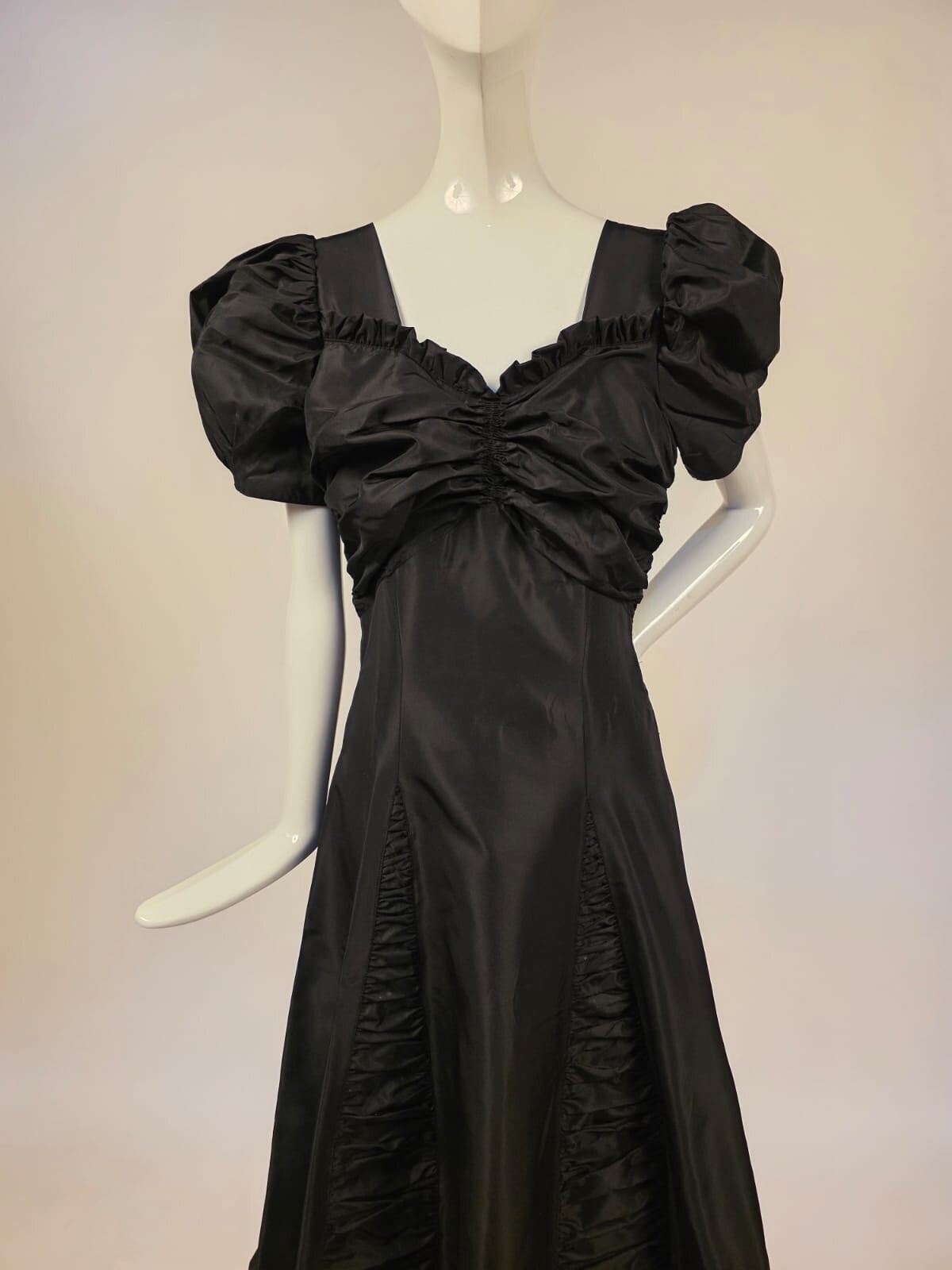 1930’S CRISP JET BLACK TAFFETA PUFF SLEEVE DRESS W RUCHED SKIRTING