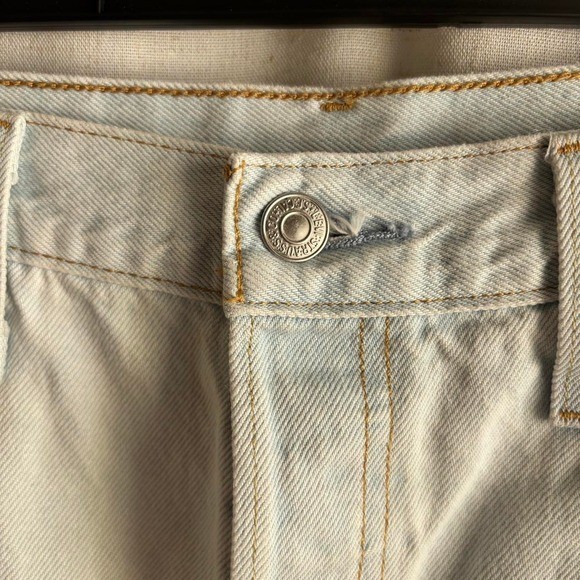 White Levi’s 501 denim shorts size 32 distressed