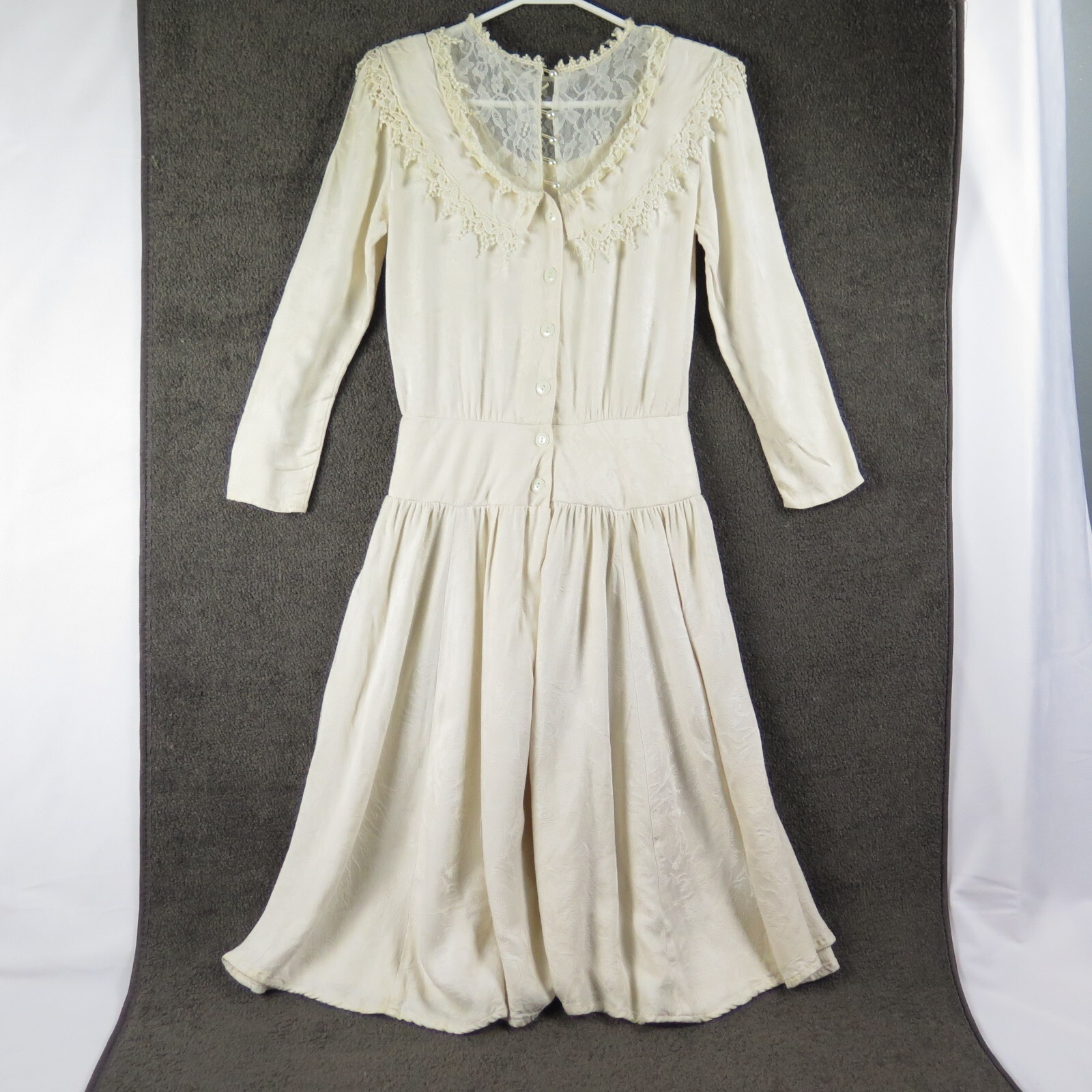 Vtg Cream Lace Dress Women’s size 5/6 Unbranded 80’s Soft Fabric Padded Shoulder