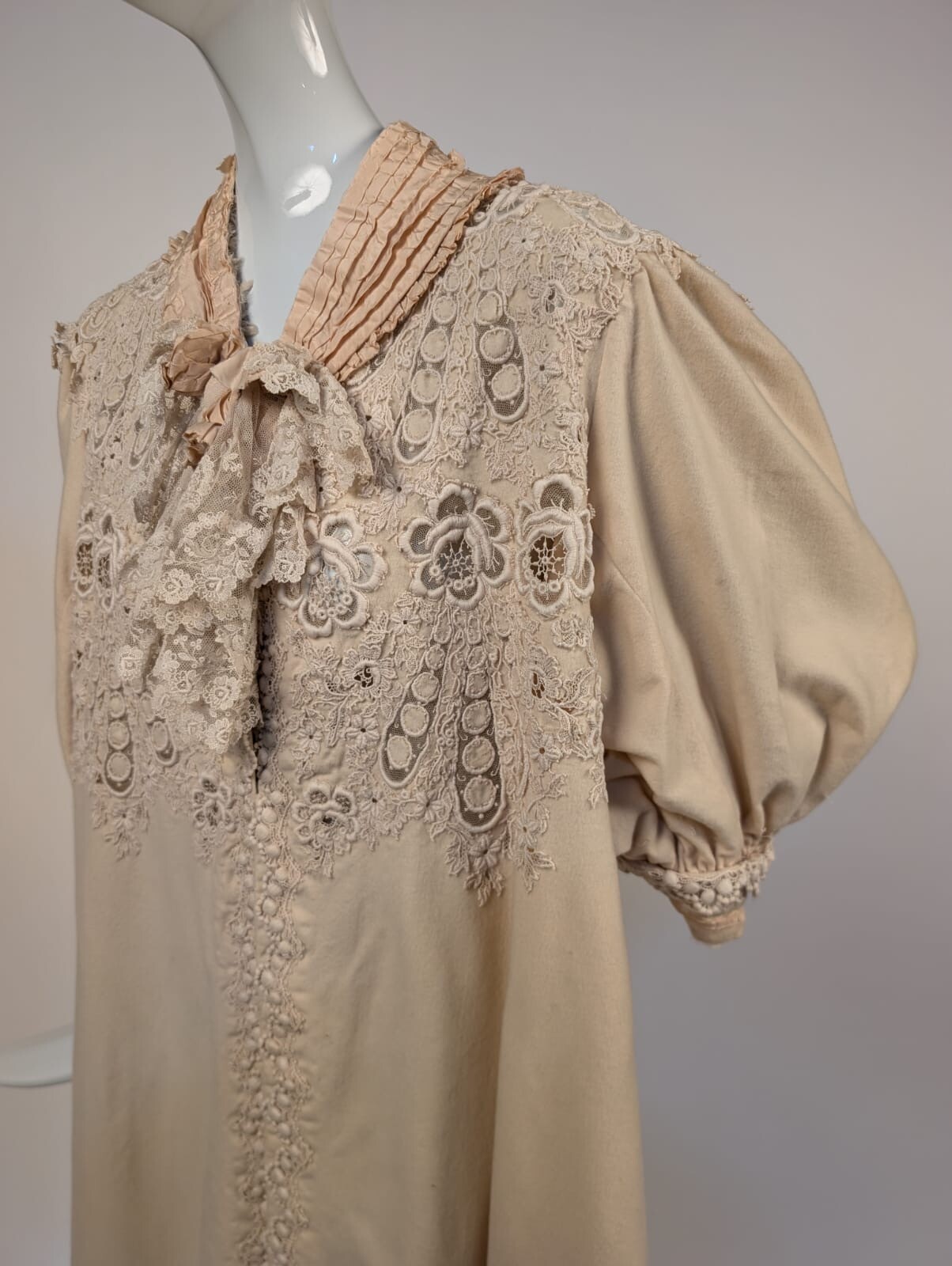 AU BON MARCHE EDWARDIAN BLONDE CASHMERE COAT W DENSE FLORAL LACE INSERTION