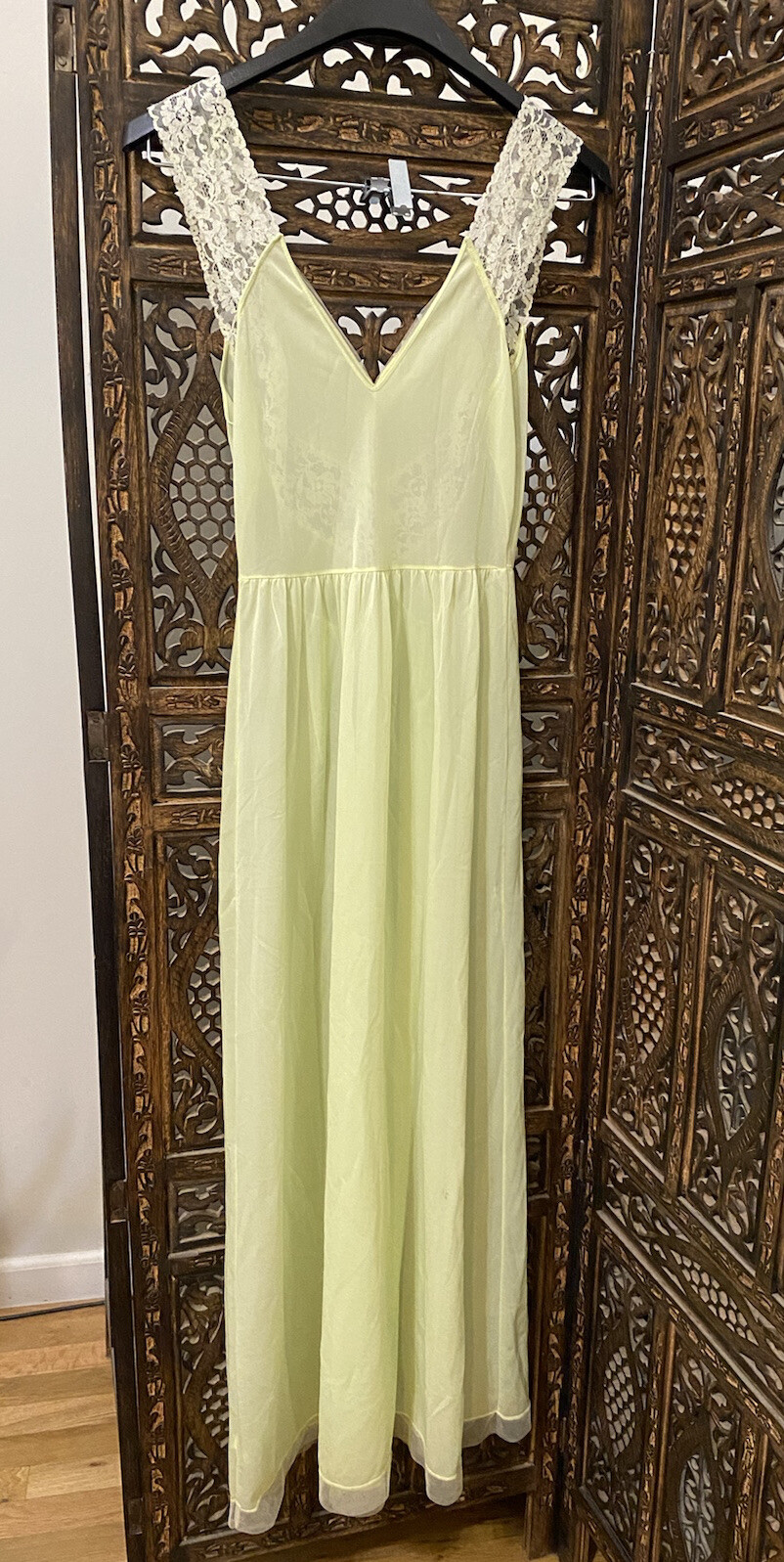 Vintage Munsingwear Size 36 Pale Green Nylon Tricot Lace Sheer Nightgown Nightie