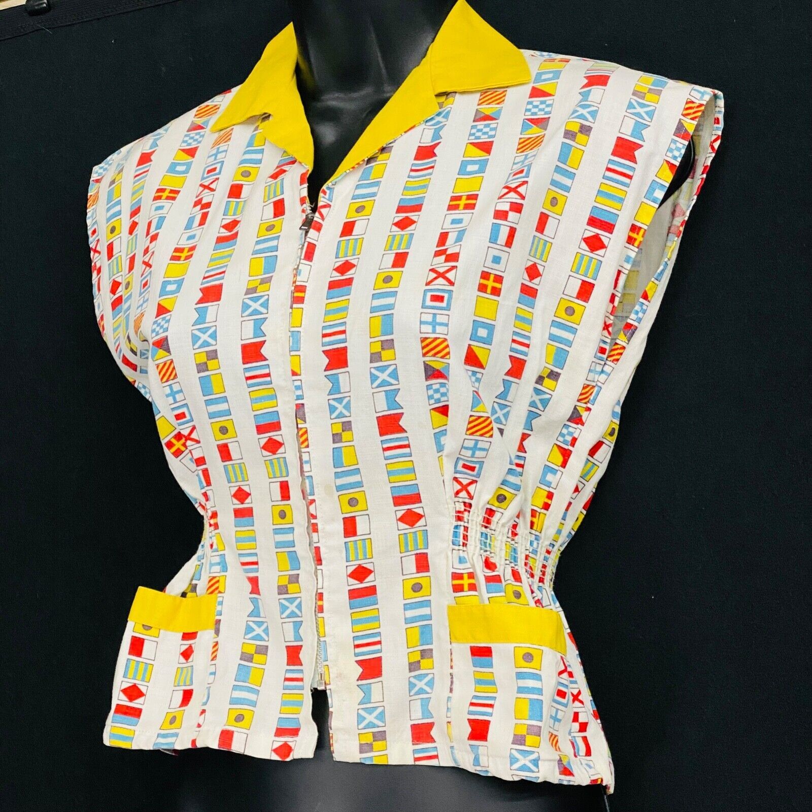 Vintage 1950s novelty print flags blouse, white yellow collar crop top shirt XS