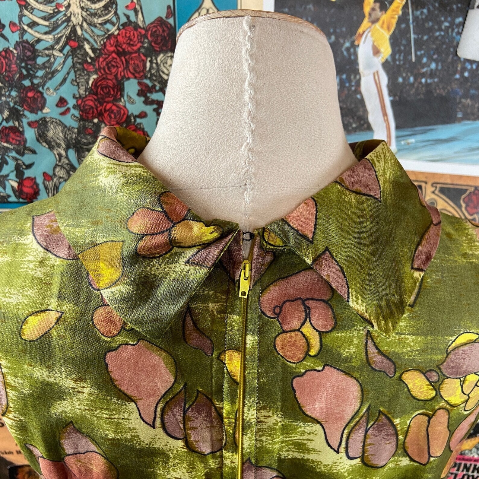 Vintage 60s Green Tropical Floral Print Band Collar Sleeveless Sheath Dress Sz 0