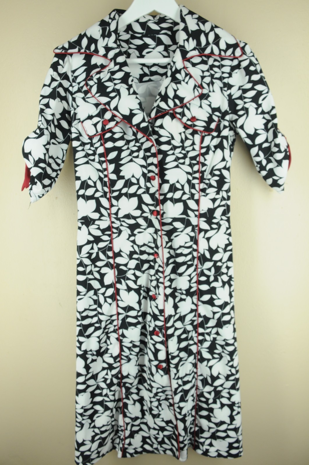 Vintage Women’s Black White & Red Trim Floral 70’s Polyester Dress